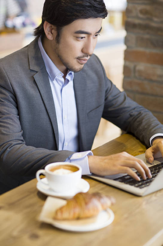 面包,咖啡,东方人,成年人,胡须,一个人,商务人士,商务男性,竖图,室内,白天,正面,衬衫,商务,早餐,信心,笔记本电脑,互联网,技术,桌子,城市,杯子,北京,中国,亚洲,仅一个男性,仅一个人,连接,敲打,套装,正装,工作,美味,食品,咖啡杯,饮品,联系,输入,饮食,食物,饮料,仅一个年轻男性,甜食,打字,看,职业,金融,摄影,生活方式,经济,点击,敲击,便利,专心,可口,咖啡店,商务装,网上冲浪,便携式,贸易,工薪阶层,东亚,热饮,无线电技术,适口,认真,按键,计算机,男人,男性,年轻男性,亚洲人,中国人,年轻人,胡子,络腮胡,白领,上班族,沟通,坐着,半身,彩图,衬衣,商业,咖啡馆,新月面包,开领,bj175