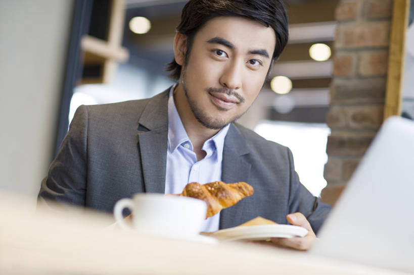 面包,咖啡,东方人,成年人,脸,头,脸颊,胡须,一个人,商务人士,商务男性,吃,微笑,横图,室内,白天,正面,衬衫,商务,早餐,快乐,幸福,信心,城市,杯子,北京,中国,亚洲,仅一个男性,仅一个人,握,套装,正装,美味,食品,咖啡杯,饮品,倾斜,注视,饮食,肩膀,食物,饮料,仅一个年轻男性,甜食,观察,看,职业,握着,摄影,生活方式,观看,察看,享乐,关注,可口,咖啡店,商务装,工薪阶层,东亚,热饮,适口,男人,男性,年轻男性,亚洲人,中国人,年轻人,头部,胡子,络腮胡,脸部,脸蛋,面部,白领,上班族,坐着,彩图,衬衣,欢乐,咖啡馆,新月面包,开领,bj175