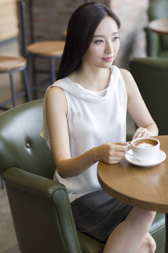 咖啡,东方人,成年人,一个人,微笑,竖图,室内,白天,正面,裙子,快乐,幸福,桌子,城市,杯子,北京,中国,亚洲,仅一个年轻女性,仅一个女性,仅一个人,喝,握,服装,美味,食品,咖啡杯,饮品,二郎腿,休闲装,饮食,食物,饮料,衣服,休闲,健康,放松,想,握着,摄影,服饰,生活方式,高雅,享乐,衣着,穿着,可口,咖啡店,东亚,热饮,健康食物,拿铁,衣饰,适口,摩卡咖啡,年轻女性,女人,女性,亚洲人,中国人,年轻人,休闲活动,卡布基诺,坐着,彩图,欢乐,咖啡馆,bj175