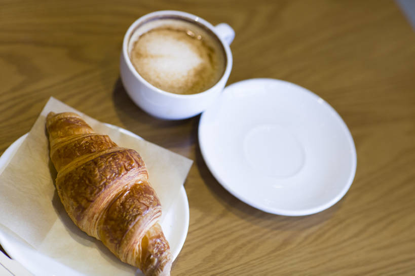 面包,咖啡,牛奶,无人,横图,室内,留白,早餐,桌子,静物,杯子,北京,中国,亚洲,气泡,美味,食品,咖啡杯,饮品,饮食,食物,饮料,盘子,甜食,健康,摄影,生活方式,混合,可口,咖啡店,东亚,热饮,健康食物,拿铁,适口,摩卡咖啡,卡布基诺,彩图,高角度拍摄,咖啡馆,新月面包,bj175