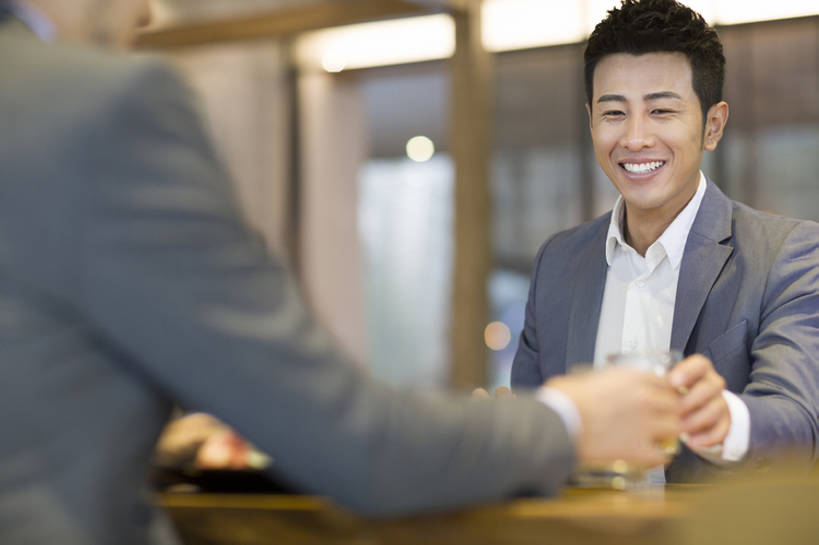 啤酒,东方人,成年人,两个人,同事,商务人士,商务男性,笑,吃,微笑,露齿笑,横图,室内,正面,衬衫,吃饭,商务,快乐,友谊,幸福,成功,合作,团队,集体,信心,消费,水,餐桌,桌子,城市,杯子,北京,中国,亚洲,喝,握,套装,正装,庆祝,美味,食品,酒类,饮品,现代,队伍,饮食,餐饮,顾客,食物,饮料,职业,休闲,健康,放松,亲密,举杯,握着,摄影,生活方式,照亮,领导,享乐,膳食,成就,可口,商务装,合伙,领袖,工薪阶层,东亚,健康食物,陪同,适口,陪伴,男人,男性,年轻男性,亚洲人,中国人,年轻人,白领,上班族,玻璃杯,沟通,说话,坐着,半身,彩图,衬衣,欢乐,餐馆,开领,伴随,bj175