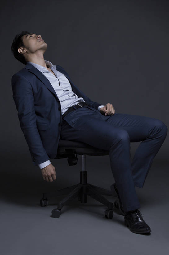 东方人,成年人,一个人,商务人士,商务男性,竖图,侧面,衬衫,西装,商务,失败,椅子,北京,中国,亚洲,仅一个男性,仅一个人,黑色背景,套装,正装,沮丧,仅一个年轻男性,靠,靠着,向上看,职业,休息,疲倦,思考,放松,想,压力,摄影,生活方式,疲劳,绝望,疲惫,经理,消极,商务装,问题,困乏,工薪阶层,东亚,一套,疲乏,挫败,委顿,疲困,疲顿,疲钝,倦怠,怠倦,怠惰,男人,男性,年轻男性,亚洲人,中国人,年轻人,白领,上班族,坐着,彩图,全身,影棚拍摄,衬衣,首席执行官,上层阶级,开领,bj175