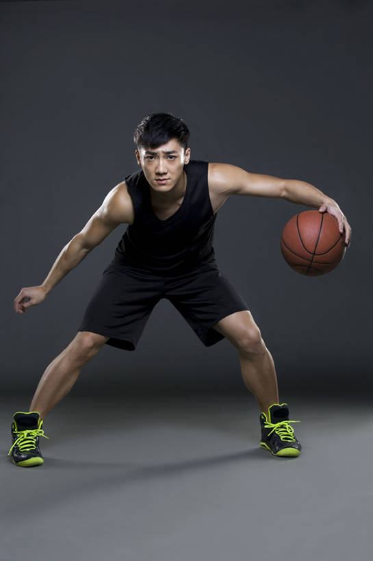 东方人,成年人,一个人,运动员,蹲,跑,竖图,留白,正面,运动服,锻炼,快乐,成功,比赛,运动,合作,团队,集体,信心,竞争,北京,中国,亚洲,仅一个男性,仅一个人,弯腰,握,灰色背景,服装,训练,篮球运动员,注视,娱乐,运动器械,队伍,球,仅一个年轻男性,衣服,观察,看,站着,保养,休闲,健康,健身器械,活力,握着,保健,摄影,服饰,生活方式,观看,张开双腿,迅速,察看,酷,练习,敏捷,体育运动,衣着,成就,穿着,关注,决心,爱好,健身器材,塑身,合伙,挑战,篮球运动,弹性,东亚,衣饰,技能,展开双腿,体育活动,体育,男人,男性,年轻男性,亚洲人,中国人,年轻人,体育运动员,运动选手,彩图,全身,影棚拍摄,健身,运动器材,伸展双腿,运动装,盘球,bj175