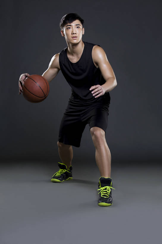 东方人,成年人,一个人,运动员,蹲,跑,竖图,留白,正面,运动服,锻炼,快乐,成功,比赛,运动,合作,团队,集体,信心,竞争,北京,中国,亚洲,仅一个男性,仅一个人,弯腰,握,灰色背景,服装,训练,篮球运动员,娱乐,运动器械,队伍,球,仅一个年轻男性,衣服,站着,保养,休闲,健康,健身器械,活力,握着,保健,摄影,服饰,生活方式,张开双腿,迅速,酷,练习,敏捷,体育运动,衣着,成就,穿着,决心,爱好,健身器材,塑身,合伙,挑战,篮球运动,弹性,东亚,衣饰,技能,展开双腿,体育活动,体育,男人,男性,年轻男性,亚洲人,中国人,年轻人,体育运动员,运动选手,彩图,全身,影棚拍摄,健身,运动器材,伸展双腿,运动装,盘球,bj175