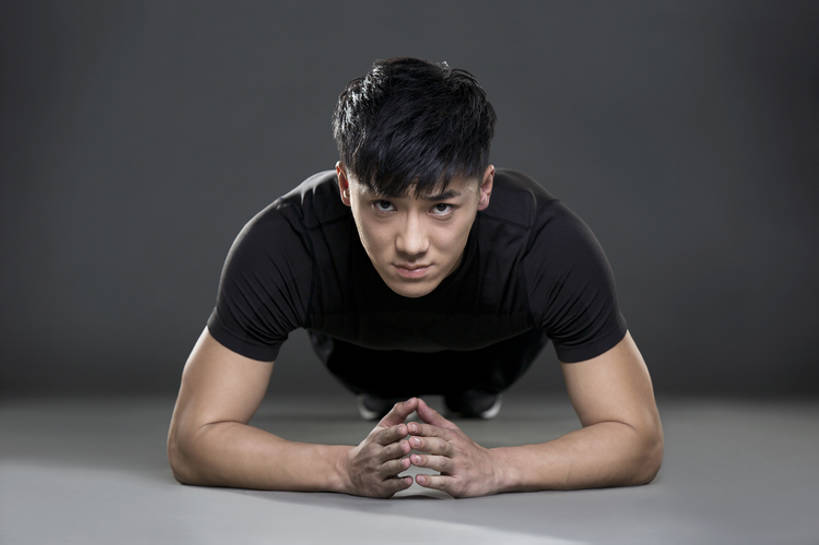 东方人,成年人,肌肉,健壮,一个人,运动员,俯卧撑,横图,留白,正面,运动服,锻炼,运动,信心,北京,中国,亚洲,仅一个男性,仅一个人,伸展,灰色背景,服装,训练,注视,现代,仅一个年轻男性,衣服,观察,看,保养,健康,活力,力量,平衡,舒展,保健,摄影,服饰,生活方式,观看,支撑,察看,酷,练习,衣着,穿着,关注,热身,决心,努力,爱好,塑身,弹性,东亚,肱二头肌,衣饰,普拉提训练法,体育活动,男人,男性,年轻男性,亚洲人,中国人,年轻人,彩图,全身,影棚拍摄,运动装,平板支撑,bj175