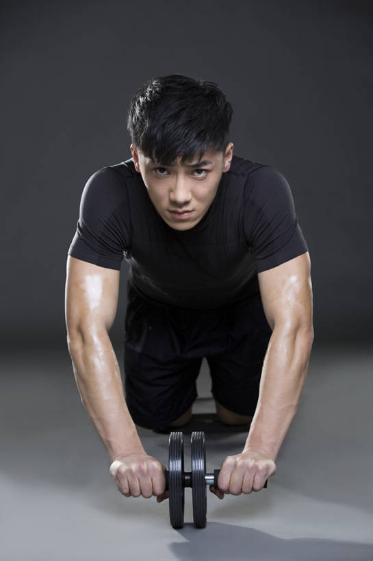 东方人,成年人,肌肉,健壮,一个人,运动员,竖图,留白,正面,运动服,锻炼,运动,信心,北京,中国,亚洲,仅一个男性,仅一个人,伸展,握,灰色背景,服装,训练,注视,运动器械,现代,仅一个年轻男性,衣服,车轮,观察,看,保养,健康,健身器械,活力,力量,平衡,翻滚,舒展,握着,保健,摄影,服饰,汗水,生活方式,观看,支撑,察看,酷,练习,敏捷,衣着,穿着,关注,热身,决心,努力,爱好,健身器材,塑身,挑战,弹性,东亚,肱二头肌,健腹轮,衣饰,体育活动,男人,男性,年轻男性,亚洲人,中国人,年轻人,彩图,全身,影棚拍摄,运动器材,运动装,bj175