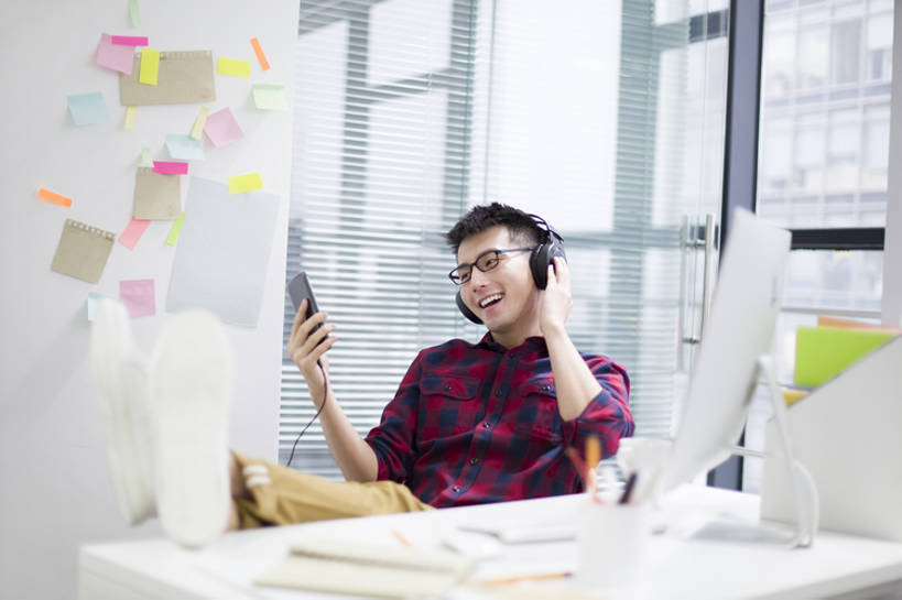 东方人,成年人,一个人,设计师,办公室,坐,笑,盘腿,微笑,露齿笑,横图,室内,白天,正面,商务,时尚,快乐,幸福,信心,技术,窗户,桌子,城市,手机,笔筒,北京,中国,亚洲,仅一个男性,仅一个人,握,文件,眼镜,百叶窗,办公用品,便签,音乐,听,休闲装,现代,仅一个年轻男性,耳机,耳麦,容器,看,靠,靠着,职业,休闲,器皿,百叶帘,办公大楼,放松,个性,握着,创意,摄影,生活方式,储藏,创造力,鞋底,享乐,企业,公司,储存,智能手机,创新,东亚,新意,无线电技术,插笔器具,文房用具,计算机,男人,男性,年轻男性,亚洲人,中国人,年轻人,白领,美术设计员,设计,设计家,设计者,玻璃杯,盘腿而坐,盘膝,盘着腿的,盘着腿坐,双腿交叉,坐着,彩图,全身,欢乐,贮存,办公室职员,bj175