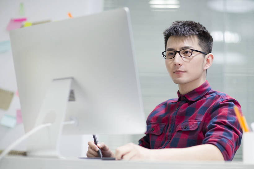 东方人,成年人,一个人,设计师,办公室,横图,室内,白天,正面,商务,时尚,集体,信心,电脑,显示器,技术,桌子,城市,北京,中国,亚洲,仅一个男性,仅一个人,敲打,握,工作,网络,眼镜,办公用品,便签,利益,休闲装,输入,输入设备,通讯设备,现代,文具,仅一个年轻男性,学习用品,打字,看,职业,休闲,团体,台式电脑,办公大楼,个性,握着,创意,摄影,奋斗,生活方式,点击,敲击,文具用品,愿望,组织,创造力,专心,企业,公司,工作室,努力,通信设备,创新,输出设备,东亚,新意,无线电技术,理想,电脑一体机,按键,计算机,男人,男性,年轻男性,亚洲人,中国人,年轻人,白领,美术设计员,设计,设计家,设计者,坐着,半身,彩图,办公室职员,插图画家,bj175