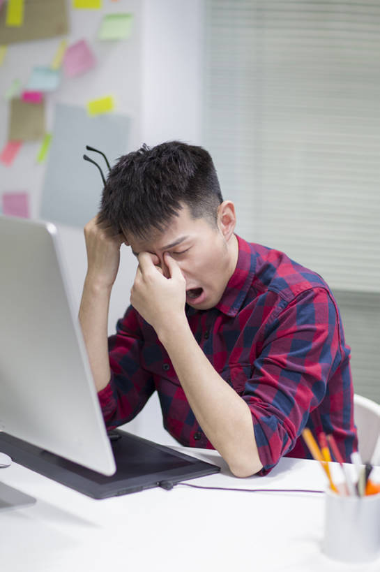 东方人,成年人,一个人,设计师,办公室,竖图,室内,白天,正面,商务,集体,显示器,技术,桌子,城市,笔筒,北京,中国,亚洲,仅一个男性,仅一个人,握,工作,眼镜,办公用品,便签,画板,利益,休闲装,现代,文具,仅一个年轻男性,铅笔,容器,学习用品,打哈欠,张嘴,职业,疲倦,团体,揉,器皿,办公大楼,压力,握着,创意,摄影,奋斗,生活方式,储藏,文具用品,愿望,组织,创造力,疲劳,加班,疲惫,企业,公司,工作室,储存,消极,努力,情绪,困乏,张大嘴巴,创新,东亚,疲乏,新意,委顿,疲困,疲顿,疲钝,倦怠,怠倦,无线电技术,理想,美术工艺,插笔器具,文房用具,计算机,男人,男性,年轻男性,亚洲人,中国人,年轻人,白领,美术设计员,设计,设计家,设计者,玻璃杯,张开嘴,闭着眼睛,坐着,半身,彩图,速写本,贮存,办公室职员,数码笔,插图画家,bj175