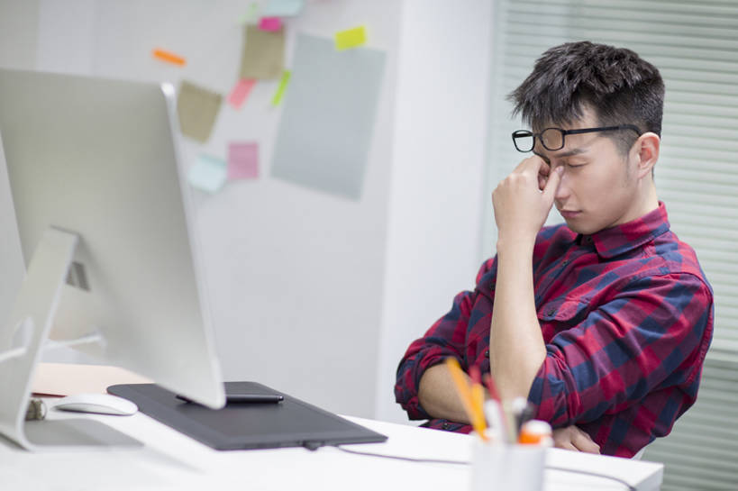 东方人,成年人,一个人,设计师,办公室,横图,室内,白天,正面,商务,集体,显示器,技术,桌子,城市,笔筒,北京,中国,亚洲,仅一个男性,仅一个人,握,工作,眼镜,办公用品,便签,画板,利益,休闲装,现代,文具,仅一个年轻男性,铅笔,容器,学习用品,职业,疲倦,团体,揉,器皿,办公大楼,压力,握着,创意,摄影,奋斗,生活方式,储藏,文具用品,愿望,组织,创造力,疲劳,加班,疲惫,企业,公司,工作室,储存,消极,努力,情绪,困乏,创新,东亚,疲乏,新意,委顿,疲困,疲顿,疲钝,倦怠,怠倦,无线电技术,理想,美术工艺,插笔器具,文房用具,计算机,男人,男性,年轻男性,亚洲人,中国人,年轻人,白领,美术设计员,设计,设计家,设计者,玻璃杯,闭着眼睛,坐着,半身,彩图,速写本,贮存,办公室职员,数码笔,插图画家,bj175