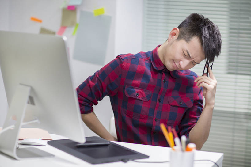 东方人,成年人,一个人,设计师,办公室,横图,室内,白天,正面,商务,集体,电脑,显示器,技术,桌子,城市,笔筒,北京,中国,亚洲,仅一个男性,仅一个人,握,工作,网络,眼镜,办公用品,便签,画板,利益,休闲装,输入设备,通讯设备,现代,文具,仅一个年轻男性,铅笔,容器,学习用品,职业,疲倦,思考,皱眉,团体,器皿,台式电脑,办公大楼,想,压力,握着,创意,摄影,奋斗,生活方式,储藏,文具用品,愿望,组织,创造力,疲劳,加班,疲惫,企业,公司,忧虑,工作室,储存,消极,努力,通信设备,问题,情绪,困乏,创新,输出设备,东亚,疲乏,新意,委顿,疲困,疲顿,疲钝,倦怠,怠倦,无线电技术,理想,美术工艺,插笔器具,文房用具,电脑一体机,计算机,男人,男性,年轻男性,亚洲人,中国人,年轻人,白领,美术设计员,设计,设计家,设计者,玻璃杯,闭着眼睛,坐着,半身,彩图,速写本,贮存,办公室职员,插图画家,bj175