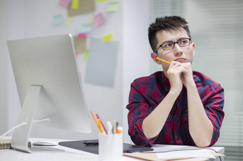 东方人,成年人,一个人,设计师,办公室,横图,室内,白天,正面,商务,时尚,集体,电脑,显示器,技术,桌子,城市,笔筒,北京,中国,亚洲,仅一个男性,仅一个人,撑,握,工作,网络,眼镜,办公用品,便签,画板,利益,托腮,休闲装,输入设备,通讯设备,现代,文具,仅一个年轻男性,铅笔,容器,学习用品,托,职业,思考,团体,器皿,台式电脑,办公大楼,个性,想,沉思,握着,创意,摄影,奋斗,生活方式,储藏,文具用品,愿望,组织,创造力,专心,企业,公司,忧虑,工作室,储存,托下巴,努力,通信设备,想象,创新,输出设备,东亚,新意,无线电技术,理想,美术工艺,插笔器具,文房用具,电脑一体机,计算机,男人,男性,年轻男性,亚洲人,中国人,年轻人,白领,美术设计员,设计,设计家,设计者,玻璃杯,坐着,半身,彩图,速写本,贮存,办公室职员,插图画家,bj175