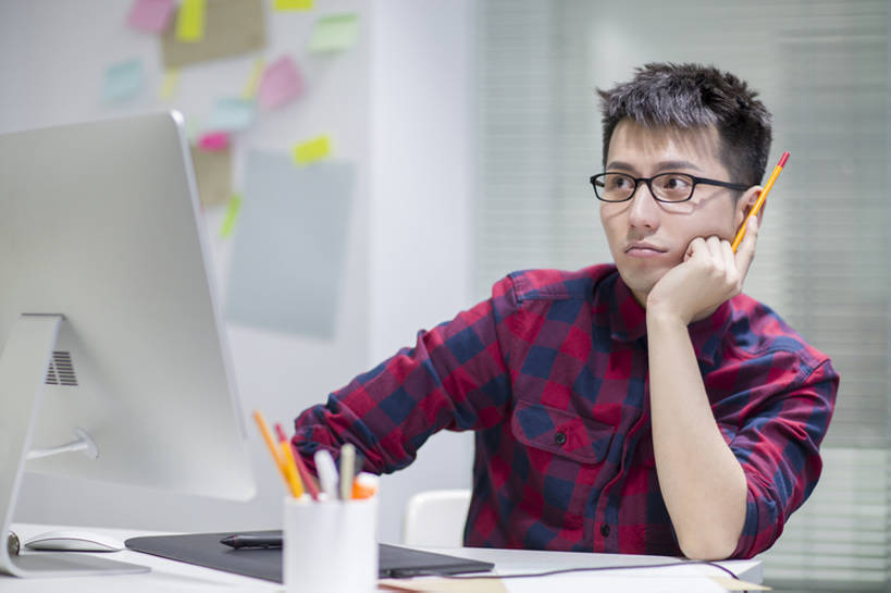 东方人,成年人,一个人,设计师,办公室,横图,室内,白天,正面,商务,时尚,集体,电脑,显示器,互联网,技术,桌子,城市,笔筒,北京,中国,亚洲,仅一个男性,仅一个人,撑,敲打,握,工作,网络,眼镜,办公用品,便签,画板,利益,托腮,休闲装,输入,输入设备,通讯设备,现代,文具,仅一个年轻男性,铅笔,容器,学习用品,打字,看,托,职业,思考,团体,器皿,台式电脑,办公大楼,个性,想,握着,创意,摄影,奋斗,生活方式,储藏,点击,敲击,文具用品,愿望,组织,创造力,专心,企业,公司,工作室,储存,托下巴,努力,通信设备,网上冲浪,创新,输出设备,东亚,新意,无线电技术,理想,美术工艺,插笔器具,文房用具,电脑一体机,按键,计算机,男人,男性,年轻男性,亚洲人,中国人,年轻人,白领,美术设计员,设计,设计家,设计者,坐着,半身,彩图,速写本,贮存,办公室职员,插图画家,bj175