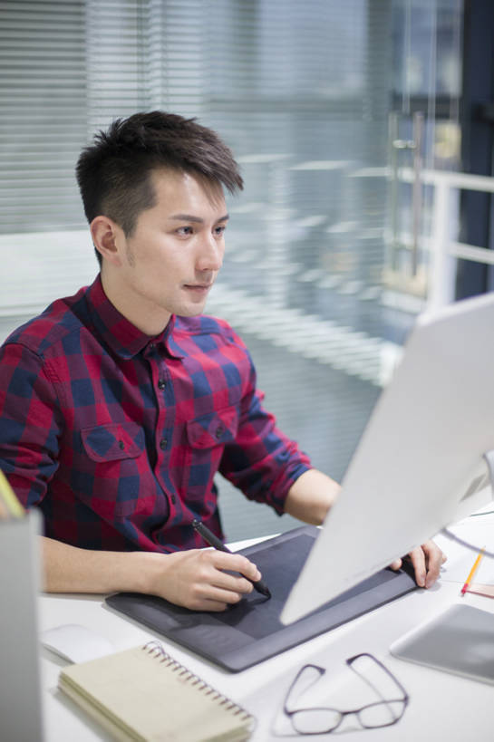 东方人,成年人,一个人,设计师,办公室,竖图,室内,白天,正面,商务,时尚,通讯,集体,信心,显示器,技术,窗户,桌子,城市,北京,中国,亚洲,仅一个男性,仅一个人,连接,敲打,握,工作,眼镜,百叶窗,办公用品,画板,利益,联系,休闲装,输入,现代,文具,仅一个年轻男性,笔记本,学习用品,打字,看,职业,休闲,团体,百叶帘,办公大楼,个性,握着,创意,摄影,奋斗,生活方式,点击,敲击,文具用品,愿望,组织,便利,创造力,专心,企业,公司,工作室,努力,创新,东亚,新意,无线电技术,理想,美术工艺,按键,计算机,男人,男性,年轻男性,亚洲人,中国人,年轻人,白领,美术设计员,设计,设计家,设计者,画画,坐着,半身,彩图,速写本,办公室职员,数码笔,插图画家,bj175