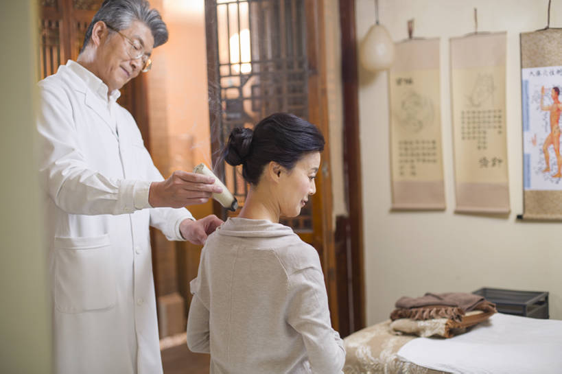 东方人,成年人,中年人,老年人,脖子,两个人,医生,病人,商店,微笑,横图,室内,白天,快乐,幸福,技术,植物,金属制品,北京,中国,亚洲,握,工作,医学,金属,工具,眼镜,草药,药草,燃烧,热,休闲装,文化,商铺,传统,中药,背面,药店,站着,医护人员,医疗人员,职业,保养,健康,烟,放松,亲密,治疗,握着,保健,人体,摄影,药房,药铺,生活方式,技巧,经络,皮肤,后背,医疗,疾病,穴位,享乐,中国文化,手艺,针灸,药材,中草药,调和,中药房,中医,东亚,实验服,陪同,医治,中药材,本草,市肆,商号,替代疗法,疏通,技能,技艺,陪伴,艾灸,灸法,针法,中医学,老年男性,老年女性,男人,男性,女人,女性,亚洲人,中国人,大夫,坐着,半身,彩图,欢乐,店铺,妙技,传统文化,本领,汉医,温灸棒,艾灸棒,门诊部,物理疗法,伴随,诊疗室,bj175