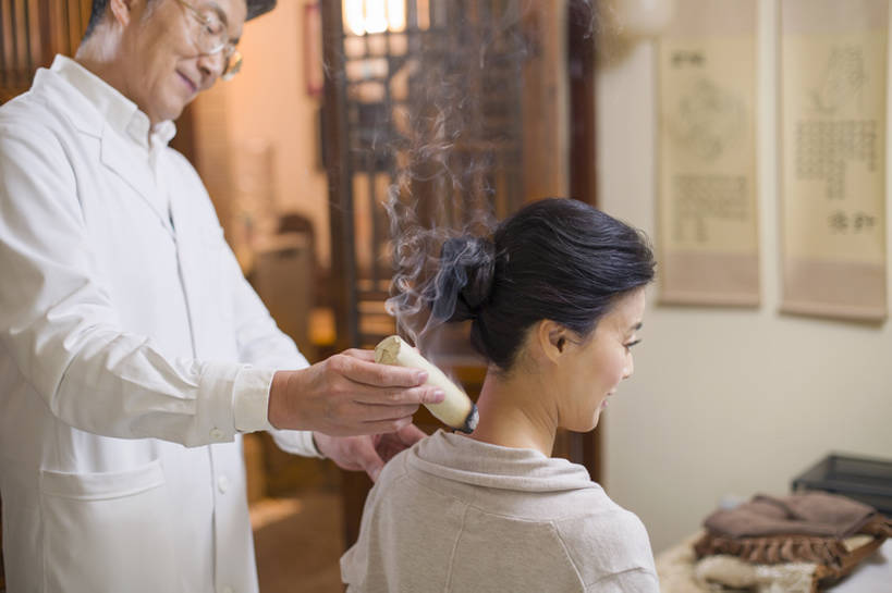 东方人,成年人,中年人,老年人,脸,头,脸颊,脖子,两个人,医生,病人,商店,微笑,横图,室内,白天,快乐,幸福,技术,植物,金属制品,北京,中国,亚洲,握,工作,医学,金属,工具,眼镜,草药,药草,燃烧,热,休闲装,文化,商铺,传统,中药,肩膀,背面,药店,站着,医护人员,医疗人员,职业,保养,健康,烟,放松,亲密,治疗,握着,保健,人体,摄影,药房,药铺,生活方式,技巧,经络,皮肤,后背,医疗,疾病,穴位,享乐,中国文化,手艺,针灸,药材,中草药,调和,中药房,中医,东亚,实验服,陪同,医治,中药材,本草,市肆,商号,替代疗法,疏通,技能,技艺,陪伴,艾灸,灸法,针法,中医学,老年男性,老年女性,男人,男性,女人,女性,亚洲人,中国人,头部,脸部,脸蛋,面部,大夫,坐着,半身,彩图,欢乐,店铺,妙技,传统文化,本领,汉医,温灸棒,艾灸棒,门诊部,物理疗法,伴随,诊疗室,bj175