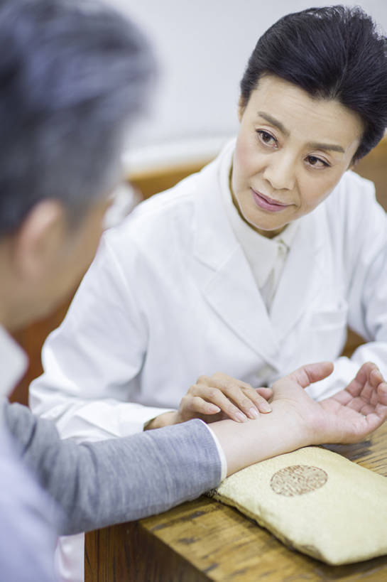 东方人,成年人,中年人,老年人,手,两个人,医生,病人,商店,竖图,室内,白天,正面,技术,植物,桌子,北京,中国,亚洲,检查,工作,草药,药草,休闲装,商铺,传统,中药,药店,手势,医护人员,医疗人员,职业,保养,健康,亲密,治疗,服务,保健,人体,摄影,药房,药铺,生活方式,技巧,体检,医疗,疾病,关爱,中国文化,手艺,药材,中草药,中药房,中医,东亚,实验服,陪同,中药材,本草,市肆,商号,替代疗法,技能,技艺,陪伴,信任,老年男性,老年女性,男人,男性,女人,女性,亚洲人,中国人,大夫,触摸,沟通,坐着,半身,彩图,店铺,妙技,打手势,传统文化,本领,汉医,脉诊,门诊部,物理疗法,体格检查,伴随,诊疗室,bj175