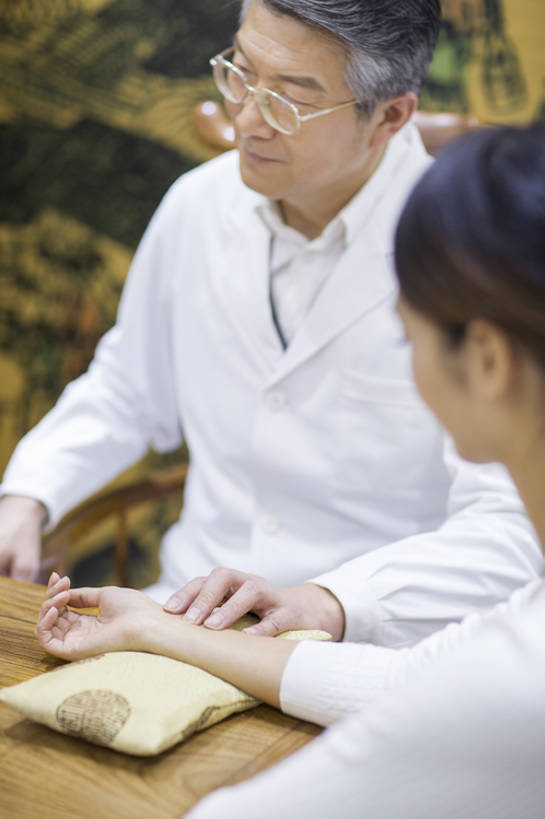 东方人,成年人,中年人,老年人,手,两个人,医生,病人,商店,竖图,室内,白天,正面,技术,植物,桌子,北京,中国,亚洲,检查,工作,眼镜,草药,药草,休闲装,商铺,传统,中药,药店,医护人员,医疗人员,职业,保养,健康,亲密,治疗,服务,保健,人体,摄影,药房,药铺,生活方式,技巧,体检,医疗,疾病,中国文化,手艺,药材,中草药,中药房,中医,东亚,实验服,陪同,中药材,本草,市肆,商号,替代疗法,技能,技艺,陪伴,老年男性,男人,男性,年轻女性,女人,女性,亚洲人,中国人,年轻人,大夫,触摸,坐着,半身,彩图,店铺,妙技,传统文化,本领,汉医,脉诊,门诊部,物理疗法,体格检查,伴随,诊疗室,bj175