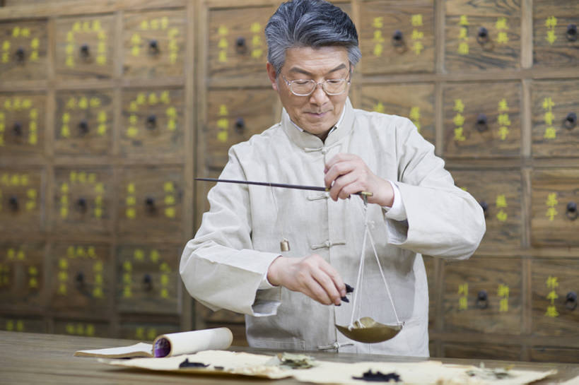 东方人,成年人,中年人,老年人,一个人,医生,药剂师,横图,室内,白天,正面,技术,植物,抽屉,北京,中国,亚洲,仅一个男性,仅一个人,仅一个中年男性,握,药,准备,工作,测量,木制,眼镜,草药,药草,古典,注视,传统,中药,排列,观察,看,站着,医护人员,医疗人员,职业,握着,摄影,药房,生活方式,观看,技巧,察看,医疗,专心,药箱,关注,中国文化,手艺,药材,中草药,古典风格,剂量,中医,东亚,中药材,本草,替代疗法,技能,技艺,认真,老年男性,男人,男性,中年男性,亚洲人,中国人,大夫,配药师,秤,半身,彩图,妙技,唐装,传统文化,本领,汉医,成分,bj175