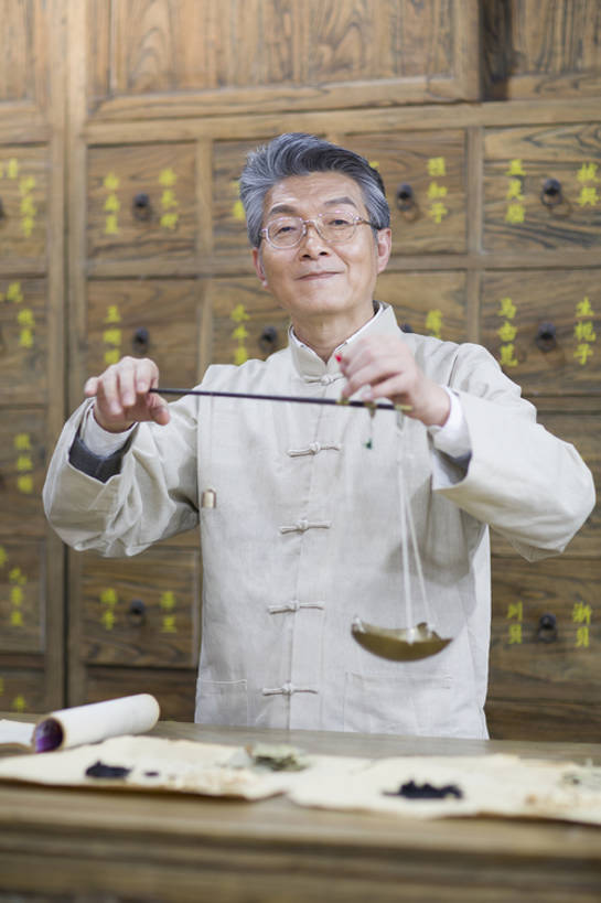 东方人,成年人,中年人,老年人,一个人,医生,药剂师,微笑,竖图,室内,白天,正面,快乐,技术,植物,抽屉,北京,中国,亚洲,仅一个男性,仅一个人,仅一个中年男性,握,药,准备,工作,测量,木制,眼镜,草药,药草,古典,注视,传统,中药,排列,观察,看,站着,医护人员,医疗人员,职业,握着,摄影,药房,生活方式,观看,技巧,察看,医疗,药箱,关注,中国文化,手艺,药材,中草药,古典风格,剂量,中医,东亚,中药材,本草,替代疗法,技能,技艺,老年男性,男人,男性,中年男性,亚洲人,中国人,大夫,配药师,秤,半身,彩图,妙技,唐装,传统文化,本领,汉医,成分,bj175