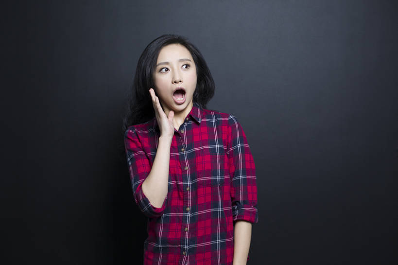东方人,成年人,一个人,横图,室内,留白,正面,衬衫,北京,中国,亚洲,仅一个年轻女性,仅一个女性,仅一个人,黑色背景,休闲装,站着,张嘴,表情,夸张,斜视,遮,遮掩,摄影,害怕,惊奇,幽默,惊吓,掩盖,遮挡,恐怖,张大嘴巴,东亚,遮盖,掩饰,惊骇,震惊,年轻女性,女人,女性,亚洲人,中国人,年轻人,张开嘴,半身,彩图,影棚拍摄,捂住,bj175