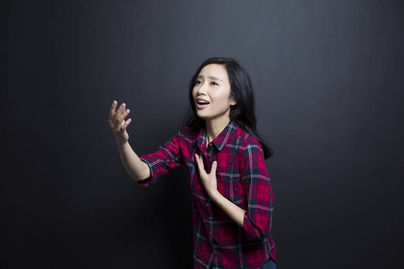 东方人,成年人,一个人,举,横图,室内,留白,正面,衬衫,北京,中国,亚洲,仅一个年轻女性,仅一个女性,仅一个人,黑色背景,沮丧,休闲装,托,站着,张嘴,表情,皱眉,摄影,失望,幽默,悲伤,后悔,伤心,绝望,难过,消极,问题,张大嘴巴,东亚,挫败,悲哀,哀痛,悲戚,悲痛,年轻女性,女人,女性,亚洲人,中国人,年轻人,张开嘴,举起,举手,举着,向上举,向上伸,向上托,张开手臂,半身,彩图,影棚拍摄,bj175