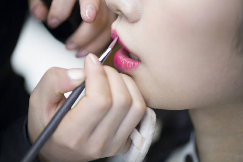 东方人,成年人,中年人,老年人,脸,头,脸颊,手,两个人,演员,电影明星,横图,特写,侧面,化妆,美容,时尚,北京,中国,亚洲,握,美丽,唇刷,现代,化妆品,化妆刷,口红,服务,握着,摄影,生活方式,协助,部分,化妆用品,化妆师,东亚,时装模特,美化,老年女性,年轻女性,女人,女性,亚洲人,中国人,年轻人,头部,脸部,脸蛋,面部,嘴唇,影视明星,彩图,美人,幕后,bj175