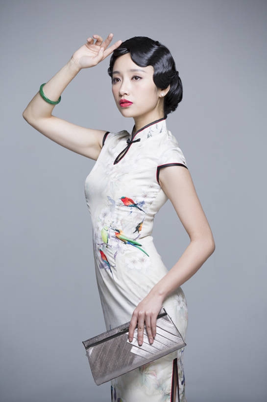 东方人,成年人,头发,一个人,竖图,室内,留白,侧面,美容,时尚,复古,珠宝,北京,中国,亚洲,仅一个年轻女性,仅一个女性,仅一个人,握,灰色背景,旗袍,包,古典,美丽,传统,黑色,耳环,手提包,站着,握着,摄影,手镯,生活方式,怀旧,高雅,风格,化妆用品,中国文化,苗条,古典风格,东亚,美化,年轻女性,女人,女性,亚洲人,中国人,年轻人,卷发,彩图,影棚拍摄,传统服装,传统文化,美人,摆拍,bj175