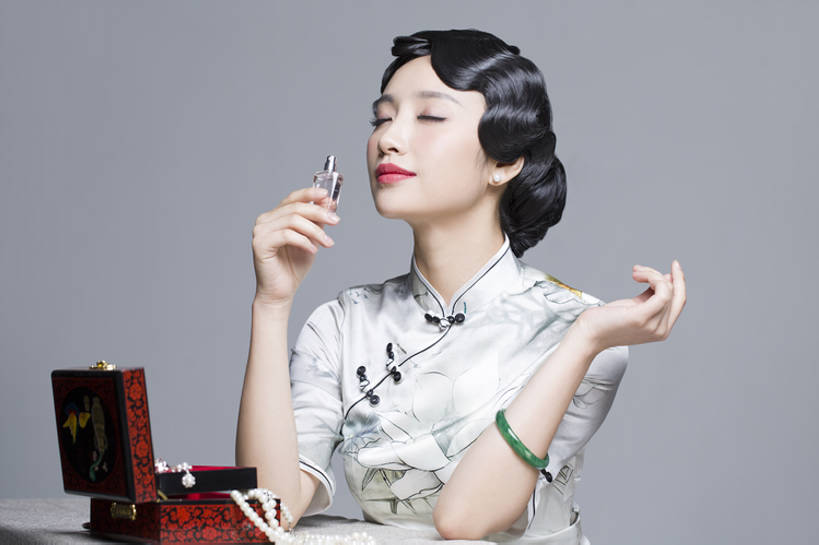 东方人,成年人,头发,一个人,微笑,横图,室内,留白,正面,化妆,美容,时尚,快乐,幸福,复古,桌子,项链,珠宝,北京,中国,亚洲,仅一个年轻女性,仅一个女性,仅一个人,握,灰色背景,旗袍,古典,美丽,首饰盒,闻,传统,盒子,黑色,耳环,化妆品,香水,香水瓶,握着,摄影,手镯,生活方式,怀旧,高雅,享乐,风格,化妆用品,中国文化,苗条,古典风格,东亚,美化,年轻女性,女人,女性,亚洲人,中国人,年轻人,卷发,闭着眼睛,坐着,半身,彩图,影棚拍摄,传统服装,欢乐,传统文化,美人,bj175