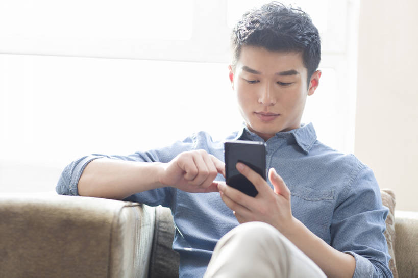 东方人,成年人,一个人,家,客厅,横图,室内,白天,正面,满意,技术,窗户,家具,沙发,城市,建筑,手机,北京,中国,亚洲,仅一个男性,仅一个人,握,房屋,公寓,联系,二郎腿,注视,休闲装,现代,仅一个年轻男性,观察,看,靠,靠着,休闲,握着,摄影,生活方式,观看,察看,便利,专心,起居室,住房,关注,发短信,房地产,逆光,智能手机,东亚,无线电技术,男人,男性,年轻男性,亚洲人,中国人,年轻人,沟通,坐着,彩图,居住区,bj175