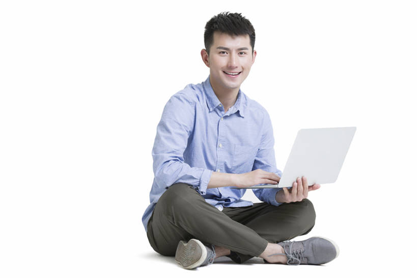 东方人,成年人,一个人,坐,笑,盘腿,微笑,露齿笑,横图,留白,抠图,白色背景,正面,快乐,幸福,信心,笔记本电脑,互联网,技术,北京,中国,亚洲,仅一个男性,仅一个人,连接,敲打,握,联系,注视,休闲装,输入,仅一个年轻男性,打字,观察,看,休闲,握着,摄影,生活方式,观看,点击,敲击,察看,便利,享乐,关注,肖像,便携式,东亚,无线电技术,按键,计算机,男人,男性,年轻男性,亚洲人,中国人,年轻人,休闲活动,沟通,盘腿而坐,盘膝,盘着腿的,盘着腿坐,双腿交叉,坐着,彩图,全身,影棚拍摄,欢乐,bj175