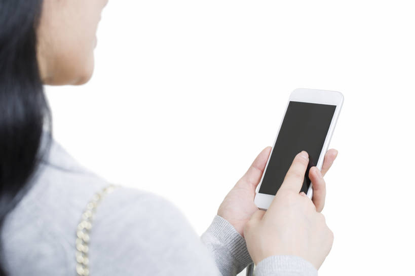 东方人,成年人,一个人,横图,留白,抠图,白色背景,侧面,时尚,技术,手机,北京,中国,亚洲,仅一个年轻女性,仅一个女性,仅一个人,连接,握,屏幕,触摸屏,联系,休闲装,看,休闲,握着,摄影,生活方式,部分,便利,发短信,便携式,智能手机,东亚,无线电技术,年轻女性,女人,女性,亚洲人,中国人,年轻人,休闲活动,触摸,沟通,彩图,影棚拍摄,bj175