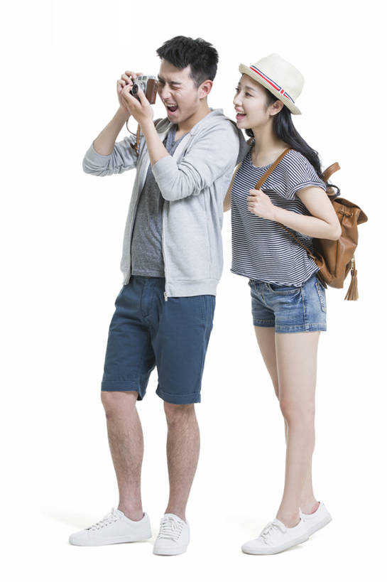 东方人,成年人,两个人,笑,微笑,露齿笑,竖图,留白,抠图,白色背景,正面,爱情,旅游,时尚,快乐,幸福,帽子,相机,北京,中国,亚洲,行人,游客,游人,连接,握,短裤,包,浪漫,休闲装,路人,旅客,拍照,背包,数码相机,夏天,看,站着,休闲,温暖,温馨,短袖,恩爱,放松,活力,亲密,握着,约会,恋人,摄影,生活方式,和睦,享乐,爱好,东亚,陪同,陪伴,过客,男人,男性,年轻男性,年轻女性,女人,女性,亚洲人,中国人,年轻人,情侣,休闲活动,彩图,全身,影棚拍摄,旅行,欢乐,照相,伴侣,融洽,伴随,bj175