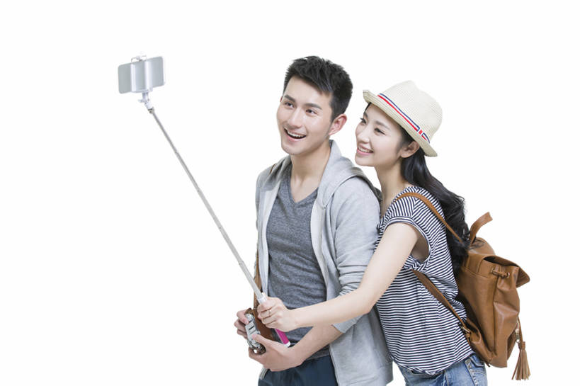 东方人,成年人,两个人,笑,微笑,露齿笑,横图,留白,抠图,白色背景,正面,爱情,旅游,时尚,快乐,幸福,技术,帽子,手机,相机,北京,中国,亚洲,行人,游客,游人,连接,握,包,浪漫,休闲装,路人,旅客,拍照,背包,数码相机,夏天,站着,休闲,温暖,温馨,短袖,恩爱,放松,活力,亲密,握着,自拍,约会,恋人,摄影,生活方式,和睦,享乐,爱好,智能手机,东亚,陪同,无线电技术,陪伴,过客,男人,男性,年轻男性,年轻女性,女人,女性,亚洲人,中国人,年轻人,情侣,休闲活动,彩图,影棚拍摄,旅行,欢乐,照相,伴侣,融洽,伴随,自拍杆,bj175