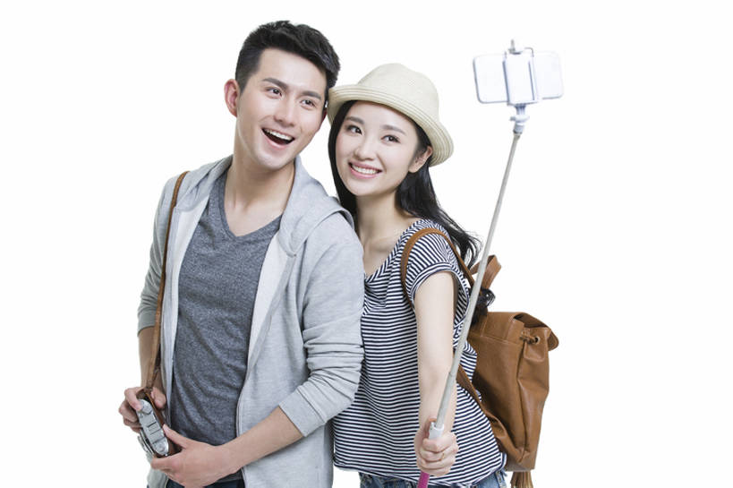 东方人,成年人,两个人,笑,微笑,露齿笑,横图,留白,抠图,白色背景,正面,爱情,旅游,时尚,快乐,幸福,技术,帽子,手机,相机,北京,中国,亚洲,行人,游客,游人,连接,握,包,浪漫,休闲装,路人,旅客,拍照,背包,数码相机,夏天,站着,休闲,温暖,温馨,短袖,恩爱,放松,活力,亲密,握着,自拍,约会,恋人,摄影,生活方式,和睦,享乐,爱好,智能手机,东亚,陪同,无线电技术,陪伴,过客,男人,男性,年轻男性,年轻女性,女人,女性,亚洲人,中国人,年轻人,情侣,休闲活动,半身,彩图,影棚拍摄,旅行,欢乐,照相,伴侣,融洽,伴随,自拍杆,bj175