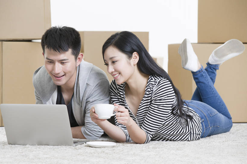 咖啡,东方人,成年人,两个人,笑,微笑,露齿笑,横图,室内,留白,抠图,白色背景,正面,爱情,快乐,幸福,笔记本电脑,互联网,技术,地毯,杯子,纺织品,北京,中国,亚洲,一堆,连接,敲打,堆叠,堆积,装饰,并排,毛毯,毯子,纸盒,食品,咖啡杯,饮品,半空,浪漫,联系,休闲装,输入,饮食,盒子,食物,饮料,纺织,垫子,打字,看,趴着,休息,休闲,舒服,温暖,温馨,恩爱,放松,亲密,恋人,摄影,生活方式,堆,搬家,点击,华丽,修饰,敲击,点缀,和睦,便利,舒适,享乐,可口,网上冲浪,便携式,东亚,热饮,陪同,衬托,美观,雅致,雅观,无线电技术,适口,陪伴,上网,按键,计算机,男人,男性,年轻男性,年轻女性,女人,女性,亚洲人,中国人,年轻人,情侣,休闲活动,沟通,躺着,彩图,全身,影棚拍摄,爱,欢乐,伴侣,融洽,伴随,bj175