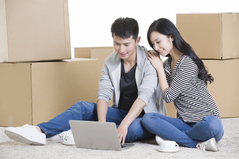 咖啡,东方人,成年人,两个人,坐,笑,盘腿,微笑,露齿笑,横图,室内,留白,抠图,白色背景,正面,爱情,快乐,幸福,笔记本电脑,互联网,技术,地毯,杯子,纺织品,北京,中国,亚洲,一堆,连接,敲打,堆叠,堆积,装饰,并排,毛毯,毯子,纸盒,食品,咖啡杯,饮品,浪漫,联系,注视,休闲装,输入,饮食,盒子,食物,饮料,纺织,垫子,打字,观察,看,休息,休闲,舒服,温暖,温馨,恩爱,放松,亲密,搭,恋人,摄影,生活方式,观看,堆,搬家,点击,华丽,修饰,敲击,点缀,和睦,察看,便利,舒适,享乐,搭着,关注,可口,网上冲浪,便携式,东亚,热饮,陪同,衬托,美观,雅致,雅观,无线电技术,适口,陪伴,上网,按键,计算机,男人,男性,年轻男性,年轻女性,女人,女性,亚洲人,中国人,年轻人,情侣,休闲活动,沟通,盘腿而坐,盘膝,盘着腿的,盘着腿坐,双腿交叉,坐着,彩图,全身,影棚拍摄,爱,欢乐,伴侣,融洽,伴随,bj175