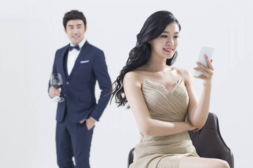 葡萄酒,东方人,成年人,两个人,丈夫,妻子,笑,微笑,露齿笑,横图,留白,正面,晚礼服,西装,爱情,聚会,时尚,快乐,幸福,信心,技术,手机,椅子,北京,中国,亚洲,连接,握,灰色背景,套装,服装,正装,领结,聚餐,食品,酒类,饮品,浪漫,联系,美丽,休闲装,现代,饮食,盛装,食物,饮料,衣服,看,站着,休闲,温暖,温馨,休闲服,红葡萄酒,恩爱,握着,约会,财富,恋人,摄影,服饰,生活方式,马甲,严肃,和睦,高雅,享乐,神圣,贵族,葡萄酒杯,可口,智能手机,东亚,燕尾服,一套,无线电技术,适口,尤物,名媛,认真,男人,男性,年轻男性,年轻女性,女人,女性,亚洲人,中国人,年轻人,长发,情侣,玻璃杯,沟通,两手抄兜,坐着,彩图,影棚拍摄,礼服,晚宴服,舞会服,洋服,洋装,夜礼服,欢乐,伴侣,融洽,佳丽,丽人,美人,上层阶级,媛,bj175