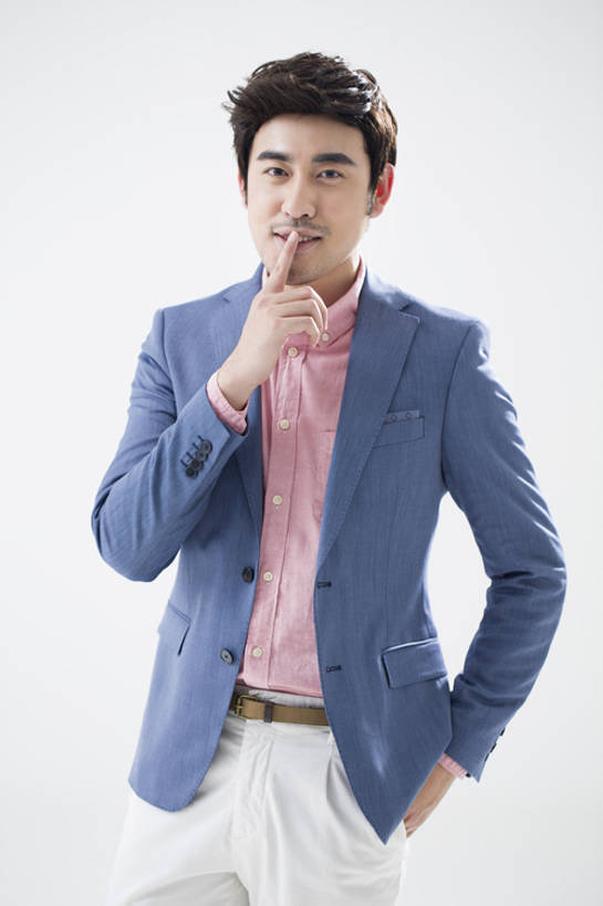 东方人,成年人,一个人,笑,摸,微笑,露齿笑,竖图,留白,正面,时尚,快乐,幸福,信心,北京,中国,亚洲,仅一个男性,仅一个人,抚摸,灰色背景,正装,注视,现代,仅一个年轻男性,观察,看,手势,站着,摄影,生活方式,观看,察看,享乐,关注,秘密,东亚,闭嘴,寂静,男人,男性,年轻男性,亚洲人,中国人,年轻人,触摸,接触,两手抄兜,彩图,影棚拍摄,欢乐,打手势,韩版,bj175