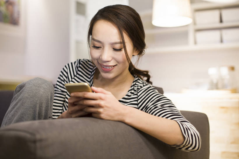 东方人,成年人,一个人,家,客厅,笑,微笑,露齿笑,横图,室内,夜晚,正面,快乐,幸福,互联网,技术,家具,沙发,手机,北京,中国,亚洲,仅一个年轻女性,仅一个女性,仅一个人,连接,握,房屋,公寓,联系,注视,休闲装,现代,灯,观察,看,靠,靠着,休闲,舒服,放松,握着,摄影,生活方式,观看,明亮,察看,便利,起居室,舒适,住房,享乐,关注,发短信,房地产,网上冲浪,家居服,智能手机,东亚,无线电技术,无忧无虑,上网,年轻女性,女人,女性,亚洲人,中国人,年轻人,休闲活动,沟通,坐着,彩图,欢乐,bj175