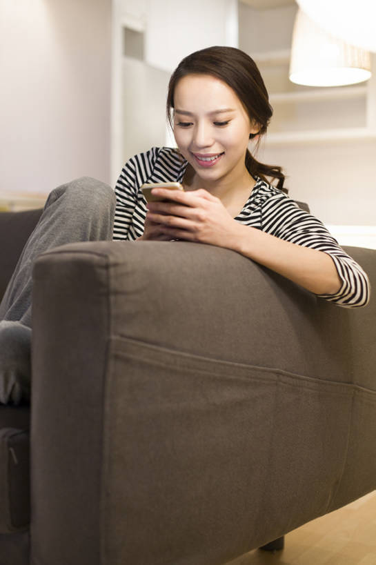 东方人,成年人,一个人,家,客厅,笑,微笑,露齿笑,竖图,室内,夜晚,正面,快乐,幸福,互联网,技术,家具,沙发,手机,北京,中国,亚洲,仅一个年轻女性,仅一个女性,仅一个人,连接,握,房屋,公寓,联系,注视,休闲装,现代,灯,观察,看,靠,靠着,休闲,舒服,放松,握着,摄影,生活方式,观看,明亮,察看,便利,起居室,舒适,住房,享乐,关注,发短信,房地产,网上冲浪,家居服,智能手机,东亚,无线电技术,无忧无虑,上网,年轻女性,女人,女性,亚洲人,中国人,年轻人,休闲活动,沟通,坐着,彩图,欢乐,bj175