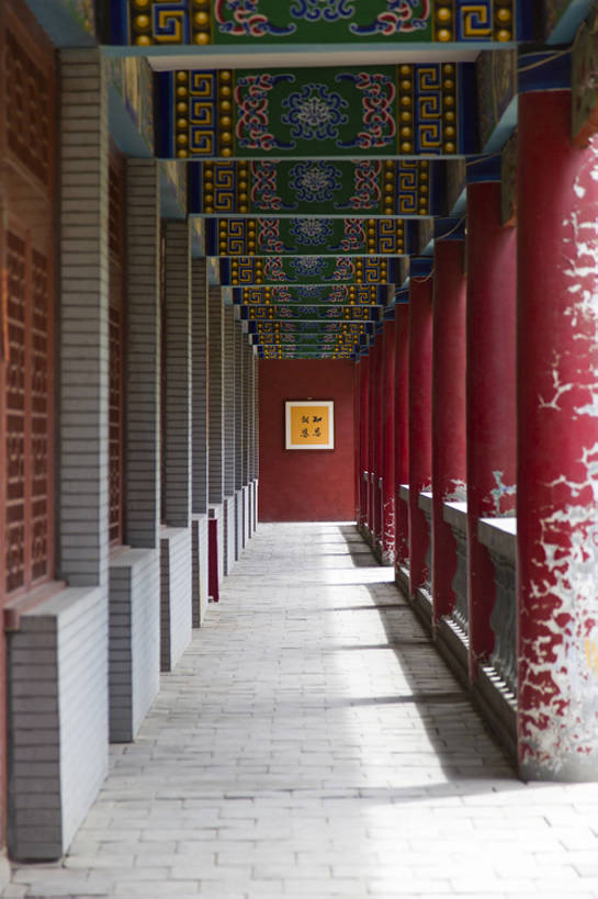 无人,寺庙,竖图,室外,白天,旅游,度假,石头,美景,名胜古迹,标志建筑,地标,建筑,路,中国,亚洲,花纹,艺术,鲜艳,石子,图案,景观,文化遗产,建筑群,走廊,过道,古典,历史,娱乐,建设,传统,古代,风景,自然,享受,休闲,旅游胜地,景色,放松,摄影,宗教,佛教,旧的,中国文化,自然风光,古典风格,东亚,宗教用品,远古,东亚文化,甘肃省,丝绸之路,武威,古代文明,石块,岩石,彩图,旅行,礼拜堂,传统文化,建筑结构,罗什寺,bj175