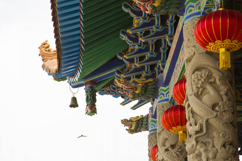 无人,寺庙,宫殿,横图,室外,白天,仰视,旅游,度假,美景,名胜古迹,标志建筑,地标,建筑,鸟,照明,中国,亚洲,花纹,艺术,装饰,鲜艳,龙,灯笼,雕刻,铃铛,图案,圆柱,纸灯笼,屋顶,屋檐,景观,建筑群,古典,宏伟,瓦,历史,娱乐,建设,飞,传统,古代,红色,风景,天空,自然,灯具,享受,休闲,旅游胜地,景色,放松,摄影,宗教,佛教,部分,照亮,照明设备,旧的,中国文化,自然风光,古典风格,东亚,远古,东亚文化,甘肃省,丝绸之路,武威,古代文明,灵性,式样,彩图,低角度拍摄,旅行,礼拜堂,传统文化,建筑结构,罗什寺,bj175