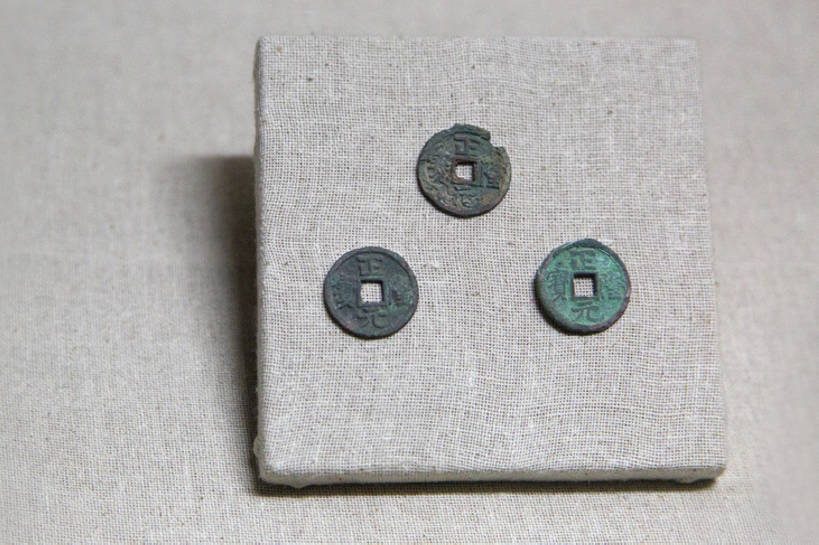 无人,博物馆,横图,特写,静物,中国,亚洲,圆形,标志,文字,字符,字母,文化遗产,古典,历史,标识,传统,古代,三个,汉字,财富,金融,摄影,古董,珍贵,铜,旧的,中国文化,古典风格,东亚,远古,东亚文化,收集,铜钱,甘肃省,丝绸之路,武威,古代文明,货币,硬币,彩图,传统文化,bj175