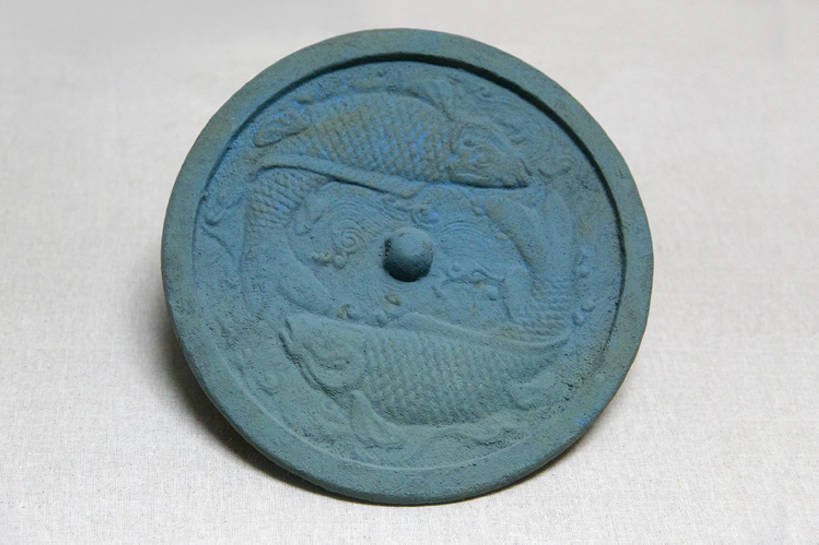 无人,博物馆,横图,特写,镜子,静物,中国,亚洲,圆形,鱼,文化遗产,古典,历史,传统,古代,一个,摄影,单个,古董,铜,旧的,中国文化,古典风格,东亚,远古,东亚文化,收集,甘肃省,丝绸之路,青铜,双鱼座,武威,古代文明,式样,彩图,传统文化,bj175