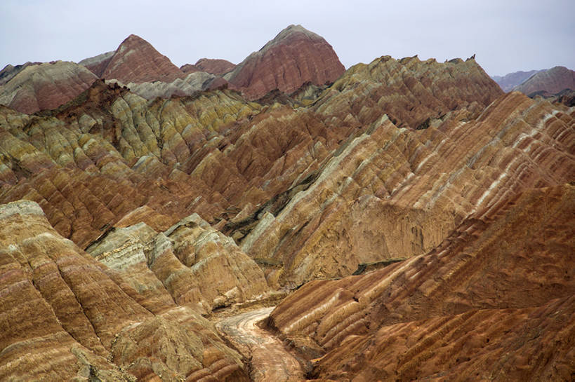 无人,横图,室外,白天,旅游,度假,美景,山,山脉,标志建筑,地标,建筑,路,中国,亚洲,堆积,曲折,弯曲,地形,景观,山路,山坡,云,建筑群,娱乐,建设,风景,天空,自然,享受,休闲,景色,放松,摄影,蜿蜒,环境,风化,生态,干旱,贫瘠,自然风光,自然现象,干的,东亚,地貌,甘肃省,丹霞地貌,丝绸之路,张掖,坎坷,崎岖,地质学,风蚀,石化,风蚀地貌,岩石层,自然地理,荒地,岩石,彩图,旅行,地表形态,广角,bj175