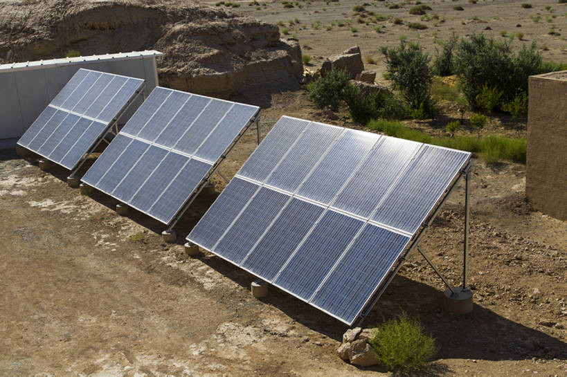 无人,横图,室外,白天,旅游,度假,技术,太阳能,科技,美景,沙漠,敦煌,中国,亚洲,堆积,环保,科学,发电机,器材,沙子,光,景观,地面,沙丘,娱乐,现代,废墟,草,自然,夏天,享受,休闲,景色,放松,季节,工业,摄影,能源,保护,电源,环境,风化,电流,回收,资源,干旱,贫瘠,自然风光,干的,利用,低碳,东亚,循环,替代能源,环境保护,甘肃省,戈壁滩,丝绸之路,持续,太阳电池板,罕见,破败,风蚀,荒僻,偏僻,偏远,石化,风蚀地貌,岩石层,冷僻,荒地,岩石,彩图,bj175