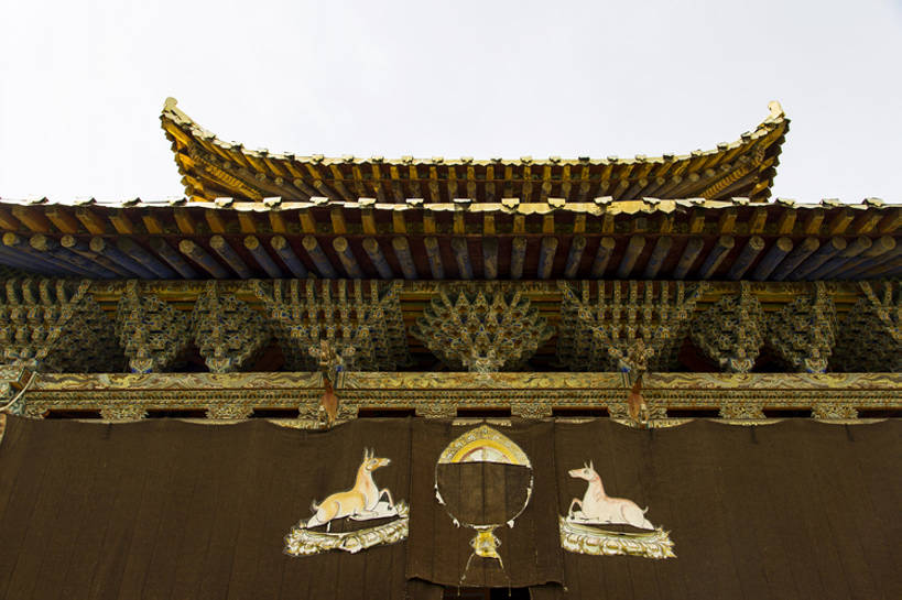 无人,寺庙,宫殿,横图,室外,白天,仰视,旅游,度假,美景,名胜古迹,窗帘,标志建筑,地标,建筑,中国,亚洲,对称,艺术,装饰,木制,雕刻,屋顶,屋檐,景观,文化遗产,建筑群,古典,瓦,历史,文化,娱乐,建设,传统,少数民族,民族,古代,风景,天空,自然,享受,休闲,景色,放松,摄影,宗教,佛教,部分,旧的,中国文化,自然风光,古典风格,东亚,远古,东亚文化,喇嘛教,丝绸之路,青海省,古代文明,灵性,式样,彩图,低角度拍摄,旅行,礼拜堂,传统文化,中国少数民族,祁连县,建筑结构,阿柔大寺,bj175