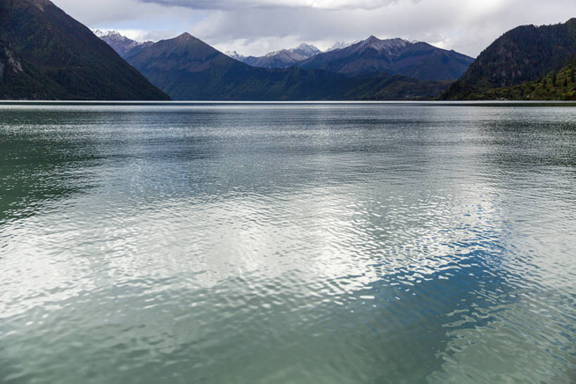 无人,横图,室外,白天,留白,旅游,度假,湖,美景,山,山脉,水,中国,亚洲,曲折,地形,景观,山顶,山坡,水面,云,云层,娱乐,干净,西藏,风景,天空,自然,享受,休闲,景色,放松,摄影,宁静,环境,清新,自然风光,自然现象,东亚,西藏自治区,地貌,青藏高原,坎坷,崎岖,地质学,自然地理,彩图,旅行,错高湖,广角,bj175