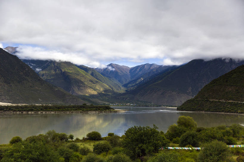 无人,横图,室外,白天,旅游,度假,草地,湖,河流,美景,山,山脉,水,植物,多云,中国,亚洲,曲折,地形,景观,山坡,水面,云,山谷,娱乐,西藏,草,树,绿色,风景,天空,自然,享受,休闲,景色,放松,茂密,摄影,茂盛,宁静,环境,清新,自然风光,东亚,西藏自治区,地貌,青藏高原,坎坷,崎岖,地质学,自然地理,彩图,旅行,错高湖,广角,bj175